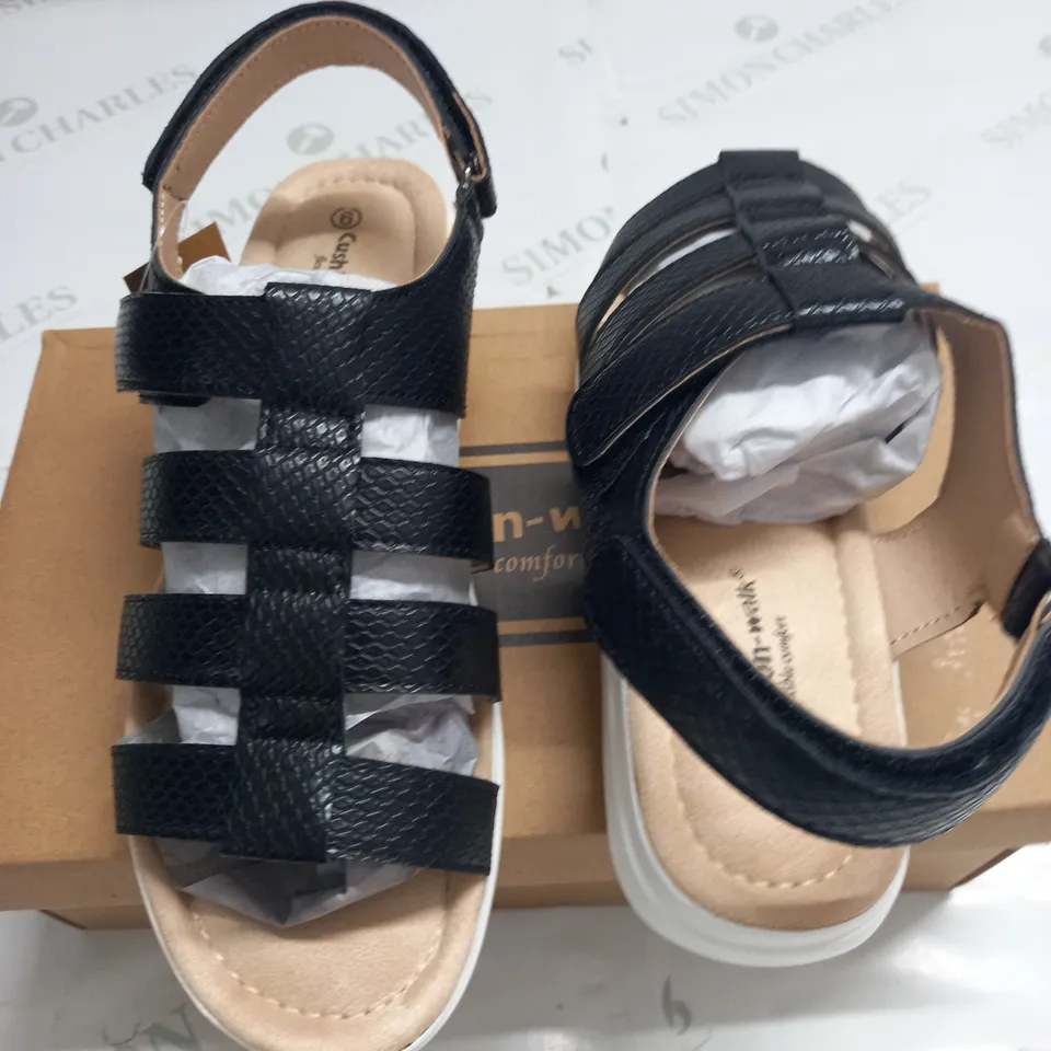 BOXED PAIR OF CUSHION WALK ONE TOUCH CLOSE SANDALS IN BLACK - SIZE 6 