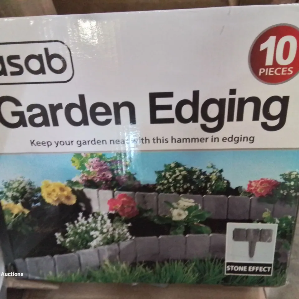 LOT TO CONTAIN APPROXIMATELY 25 ITEMS TO INCLUDE A CAMPING BED, GARDEN FENCE EDGING, CABIN SIZE SUITCASE, POOL COVER, MULTI PURPOSE TORCH, GARDEN KNEELER ETC.