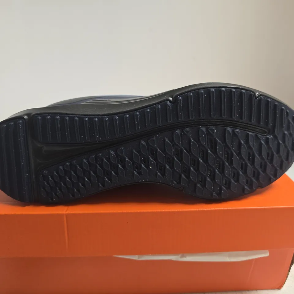 BOXED PAIR OF NIKE COSMIC RUNNER TRAINERS - SIZE 5.5
