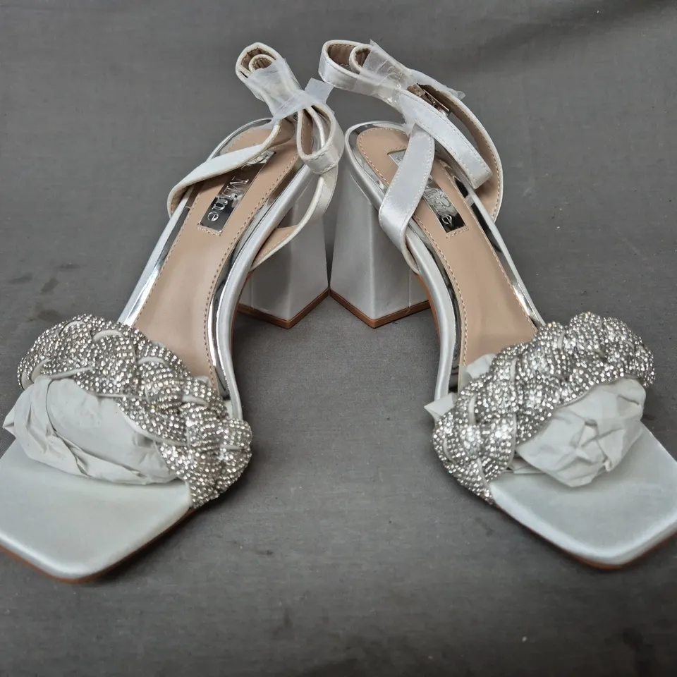 BOXED PAIR OF BE MINE OPEN TOE WIDE FIT BRIDAL BLOCK HEEL SANDALS IN IVORY UK SIZE 4