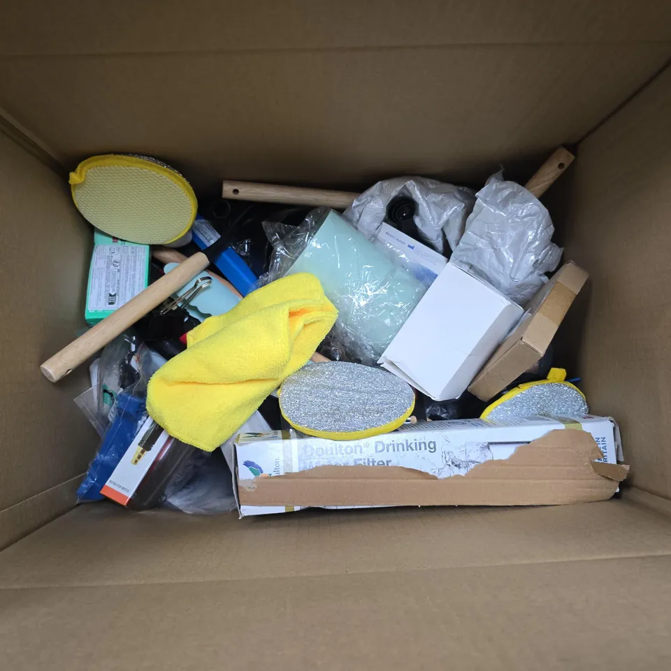 BOX OF APPROXIMATELY 20 ASSORTED HOUSEHOLD ITEMS TO INCLUDE PRISM POWER TOILET RIM BLOCKS, UP YOURS MUG AND A  NIGHT LIGHT