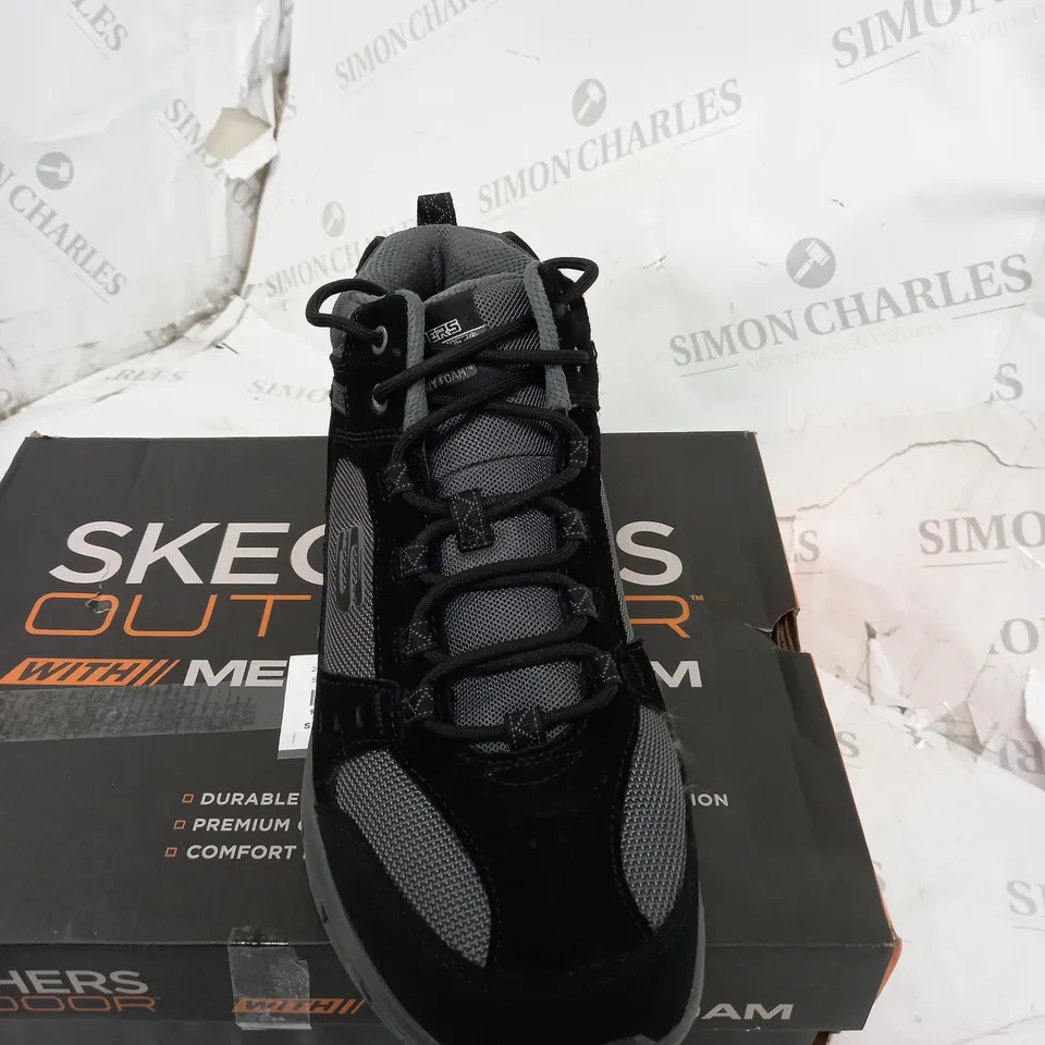 BOXED PAIR OF MENS SKETCHER OUTDOOR BLACK BOOTS SIZE 9 