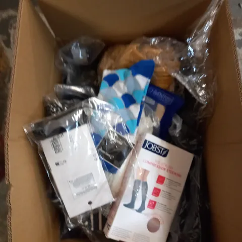 LOT OF ASSORTED CLOTHING ITEMS AND ACCESSORIES TO INCLUDE; T-SHIRTS, JUMPERS ETC