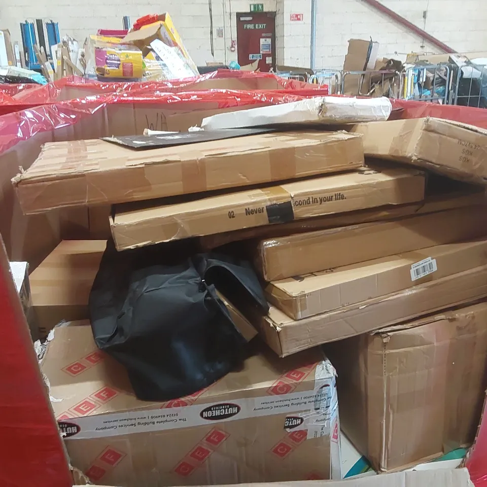 PALLET OF ASSORTED ITEMS TO INCLUDE: REDTHUNDER KEYBOARD, DECORATIVE WALL CLOCK TV MOUNT, RETRACTABLE SAFETY GATES ECT