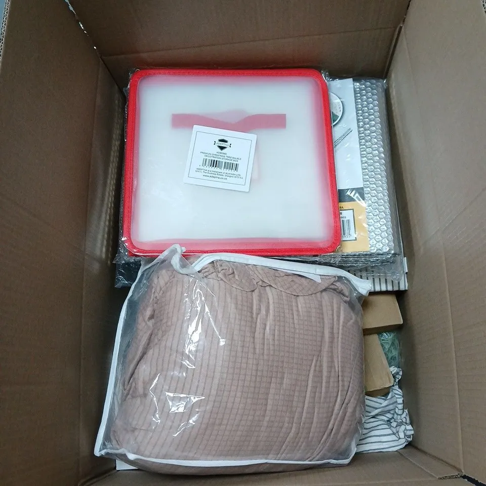 BOX OF APPROXIMATELY 15 ASSORTED HOUSEHOLD ITEMS TO INCLUDE NOTEPAD, DISH DRYING MAT, PET HAIR REMOVER, PET BOWL ETC