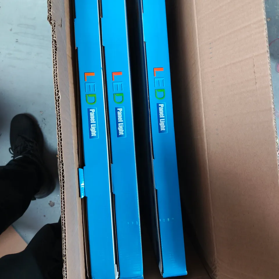 BOX OF 4 LED PANEL LIGHTS 