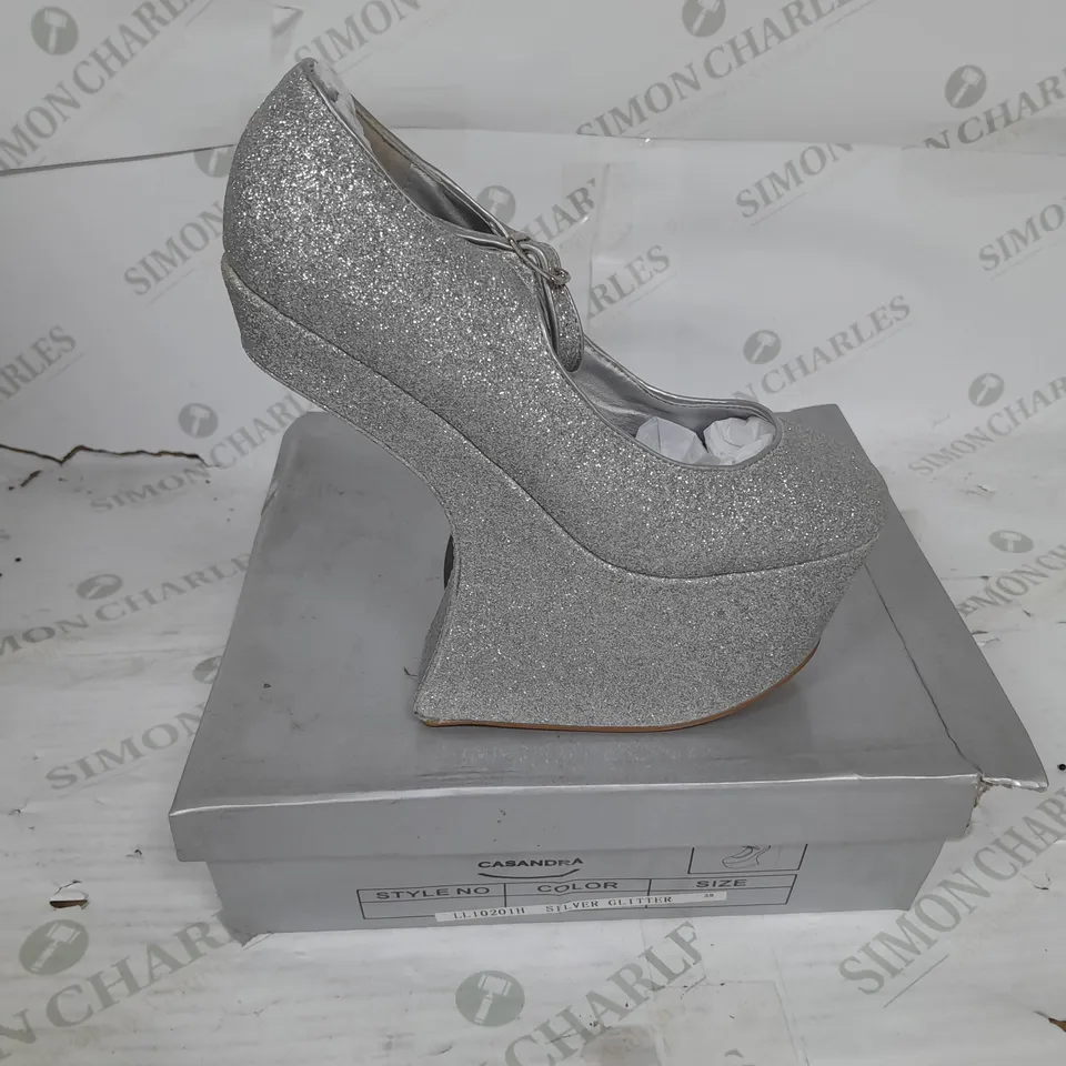 BOXED PAIR OF CASANDRA PLATFORM STRAP SHOE IN SILVER GLITTER SIZE 5