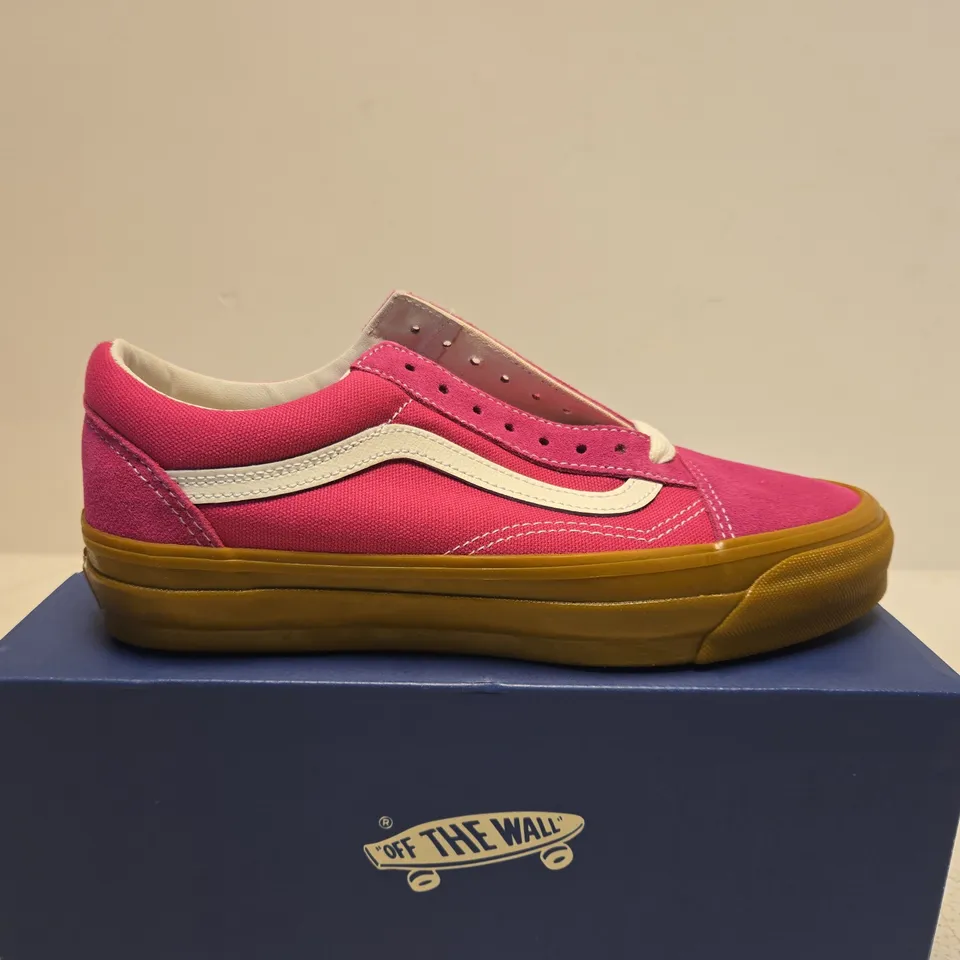 BOXED PAIR OF VANS OLD SKOOL SNEAKERS – PINK (GUM) - UK SIE 7.5