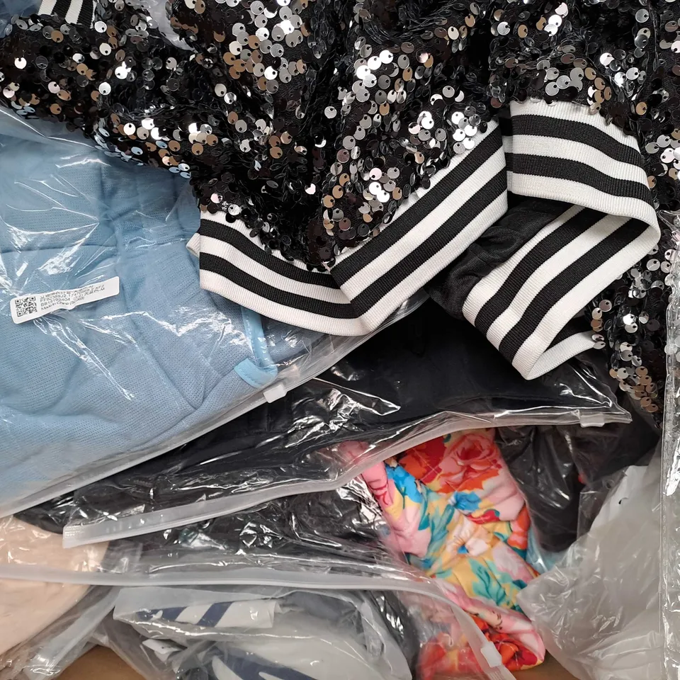 APPROXIMATELY 30 ASSORTED CLOTHING ITEMS IN VARIOUS SIZES TO INCLUDE -  JACKET , SHORTS , BAG ETC
