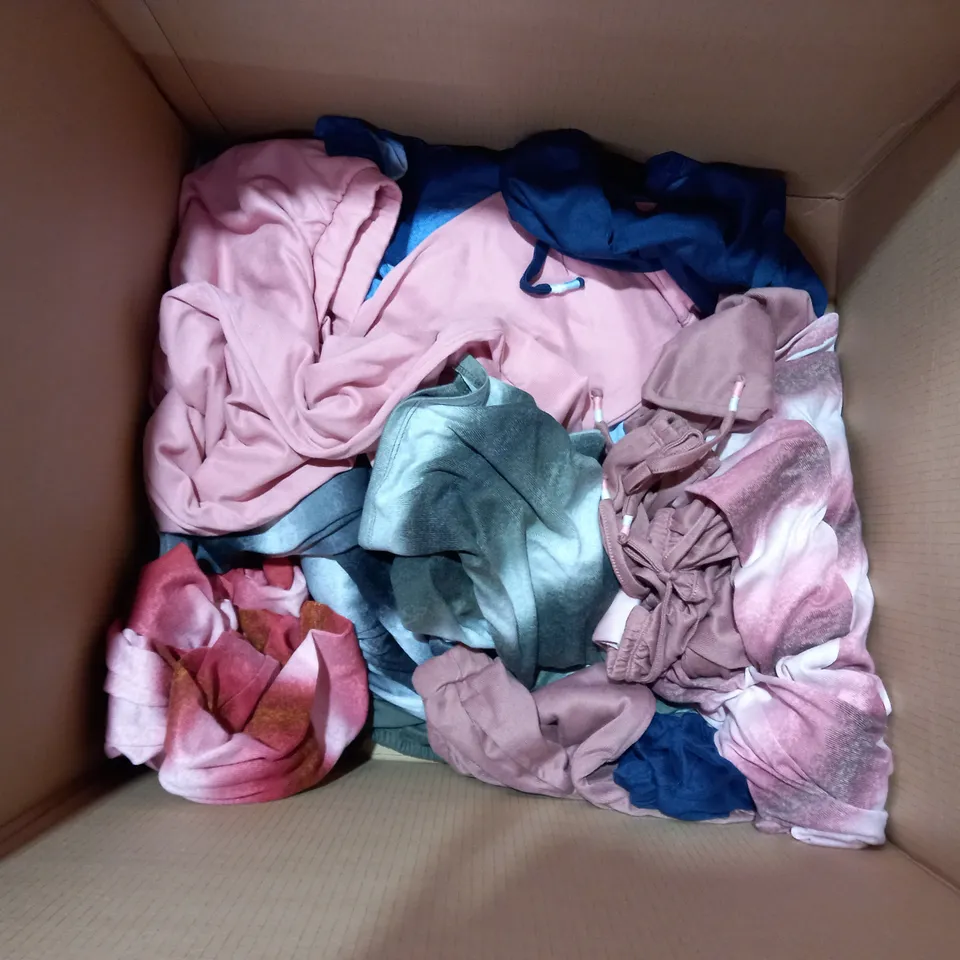 BOX OF APPROX. 20 ASSORTED CUDDL DUDS CLOTHING ITEMS SUCH AS PANTS AND TOPS.