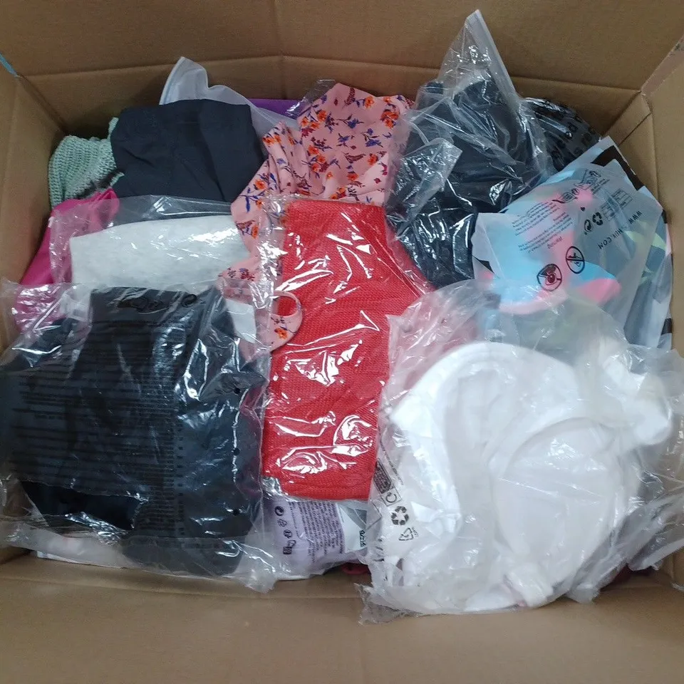 LARGE BOX OF ASSORTED CLOTHING ITEMS TO INCLUDE JEANS, TOPS, DRESSES, ETC