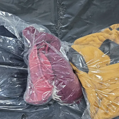 BOX OF APROX 8 ASSORTED CLOTHING AND HOUSEHOLD ITEMS IN VARIOUS STYLES. SIZES, AND COLOURS - COLLECTION ONLY