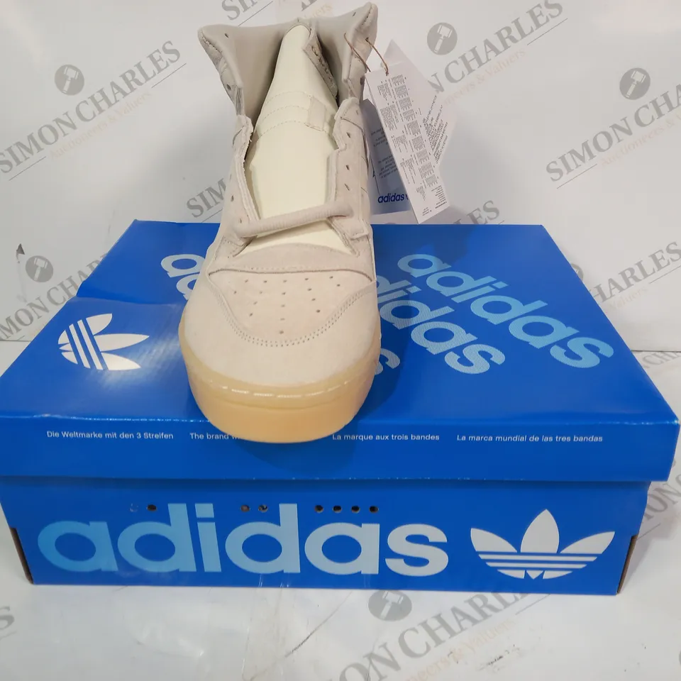 BOXED PAIR OF ADIDAS RIVALRY HI SHOES IN CREAM/GREY UK SIZE 11.5