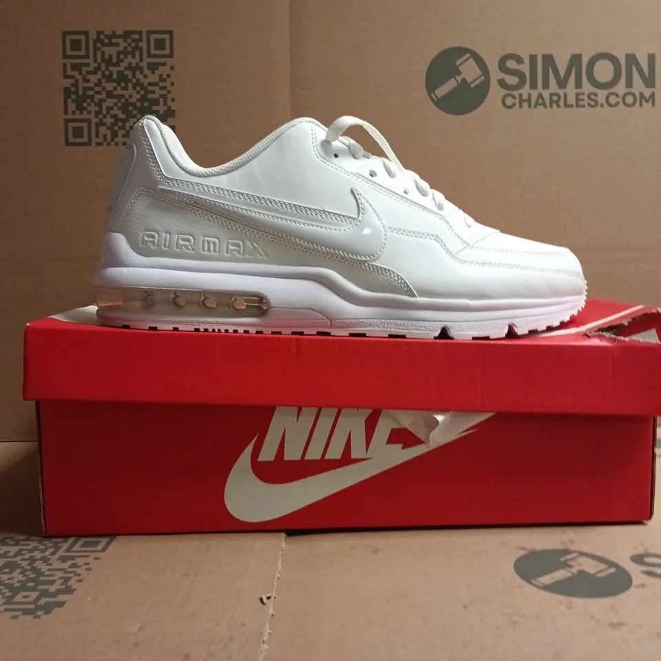 BOXED PAIR OF NIKE AIR MAX TRAINERS IN WHITE SIZE UK 12