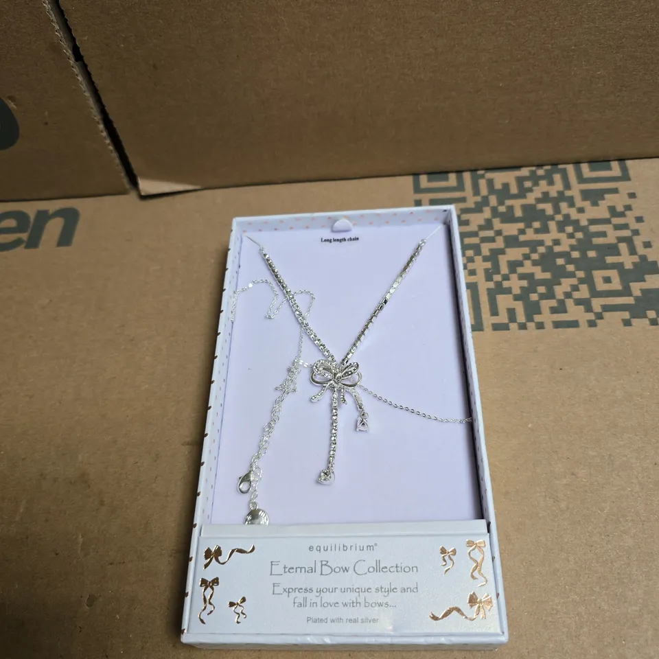 EQUILIBRIUM LONG LENGTH CHAIN ETERNAL BOW COLLECTION IN PRESENTATION BOX, PLATED WITH REAL SILVER.