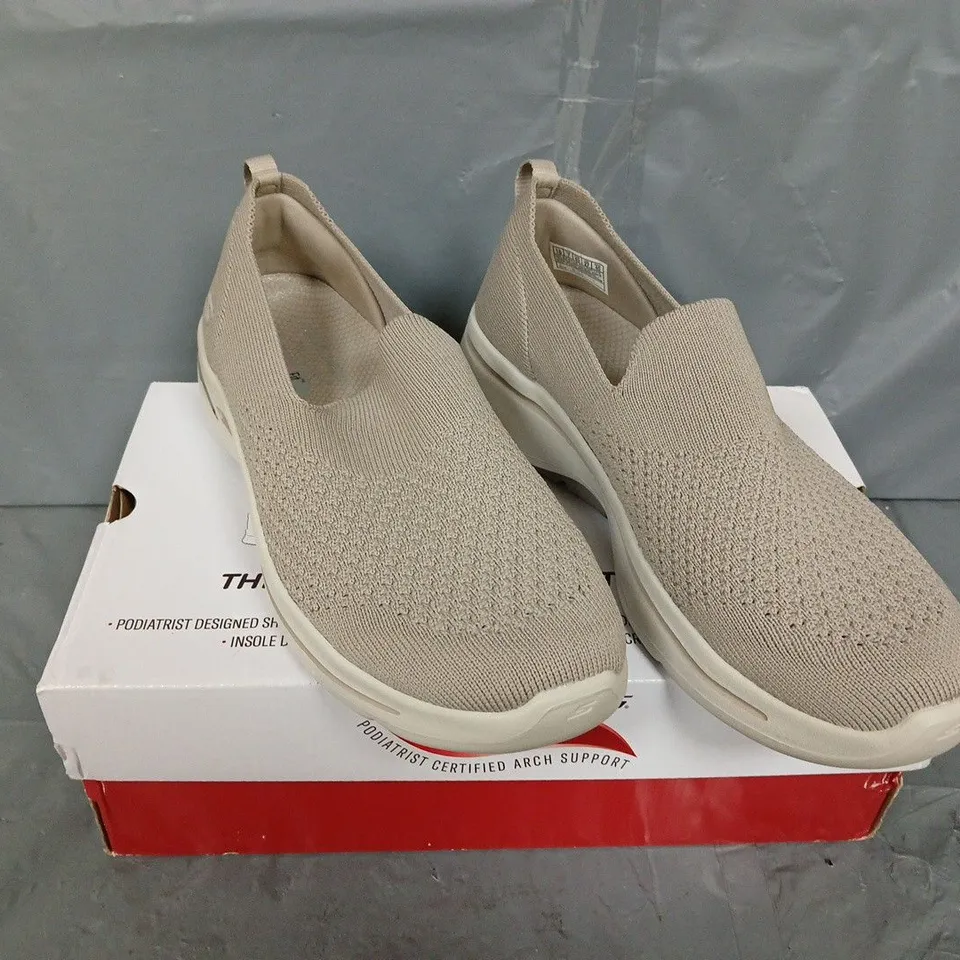 BOXED PAIR OF SKECHERS ARCH FIT SHOES - UK SIZE 7