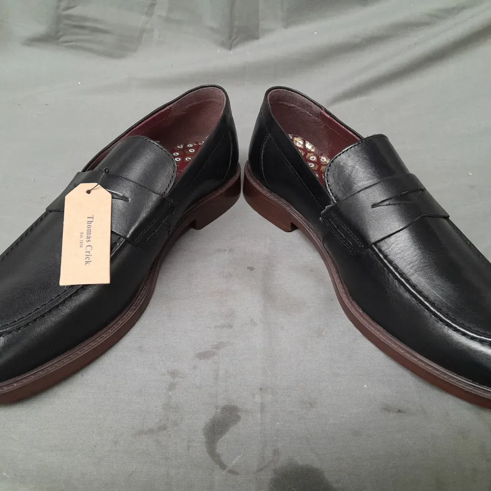 BOXED PAIR OF THOMAS CRICK LOAFERS IN BLACK UK SIZE 10