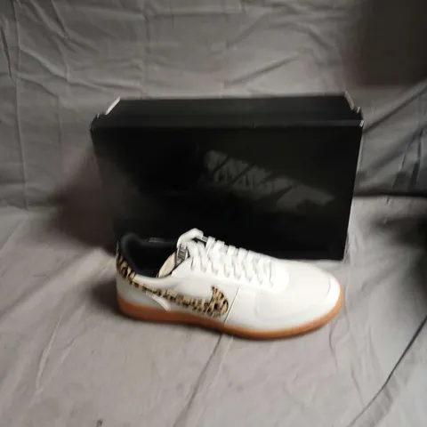 NIKE WHITE TRAINERS WITH LEOPARD PRINT ACCENTS – BOXED, SIZE US10.5