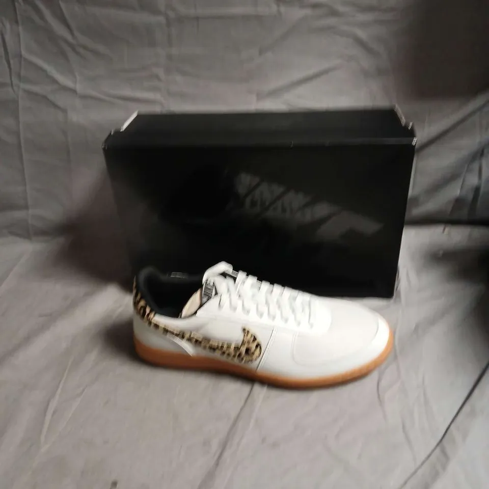NIKE WHITE TRAINERS WITH LEOPARD PRINT ACCENTS – BOXED, SIZE US10.5