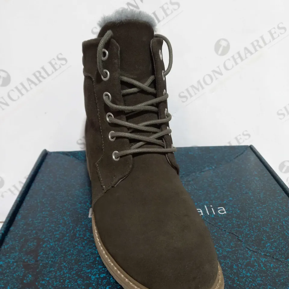 BOXED PAIR OF EMU EXPLORER BIRICET LACE UP WATERPROOF ANKLE BOOTS IN DARK OLIVE - UK SIZE 6