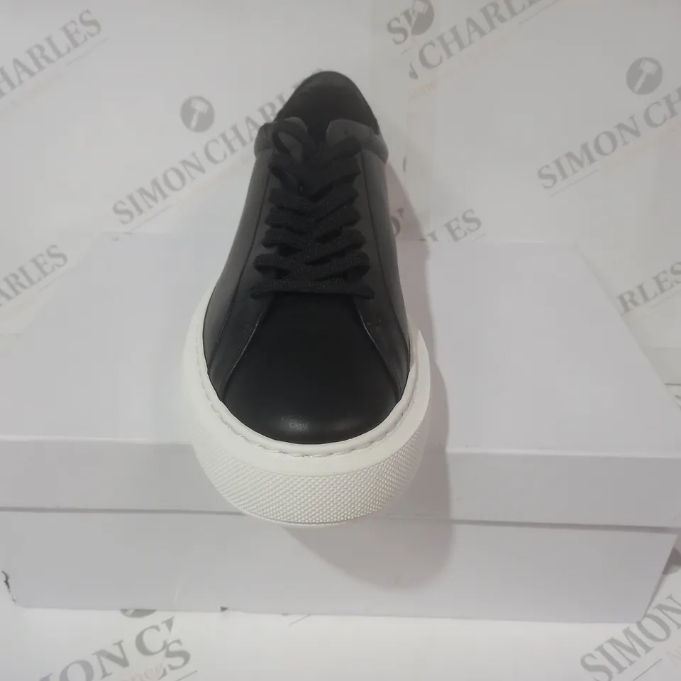 BOXED PAIR OF ARNE ESSENTIAL TRAINERS IN BLACK UK SIZE 9