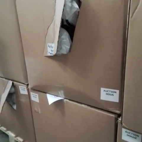 PALLET CONTAINING A LARGE QUANTITY OF BEDDING PRODUCTS TO INCLUDE:DUVETS,PILLOWS,ETC