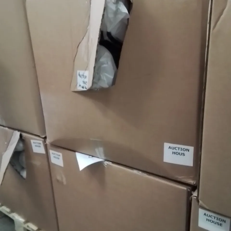 PALLET CONTAINING A LARGE QUANTITY OF BEDDING PRODUCTS TO INCLUDE:DUVETS,PILLOWS,ETC