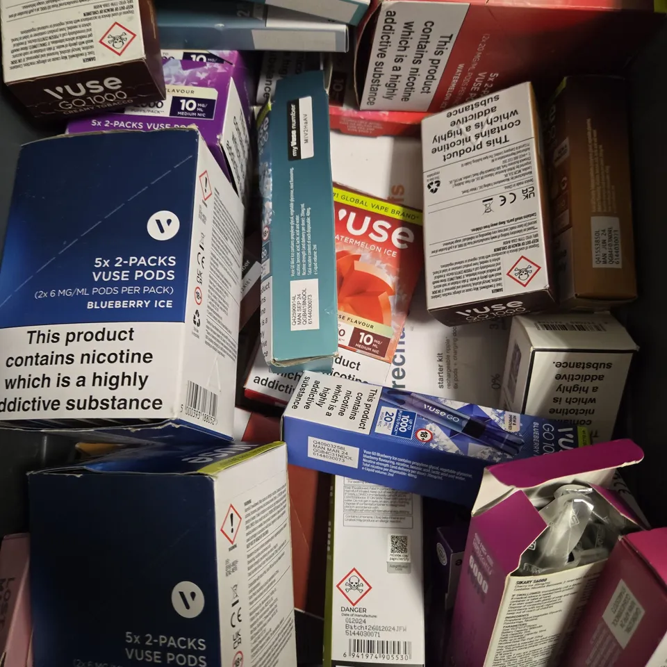 APPROXIMATELY 25 ASSORTED E-CIGARETTE & VAPING ITEMS IN VARIOUS BRANDS 
