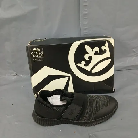 BOXED PAIR OF CROSSHATCH OPHIUCHI TRAINER BLACK UK 9