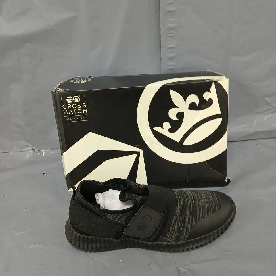 BOXED PAIR OF CROSSHATCH OPHIUCHI TRAINER BLACK UK 9