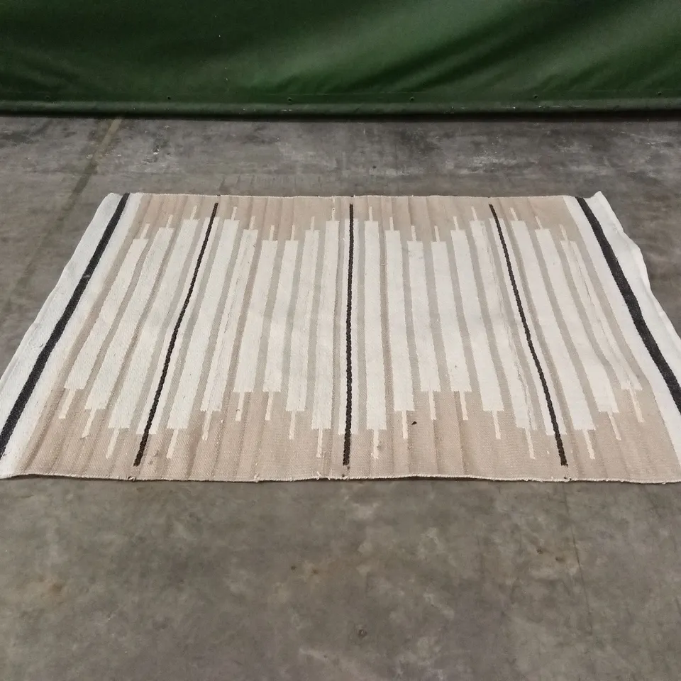 WOVEN AREA RUG // APPROX SIZE: 120 x 170cm