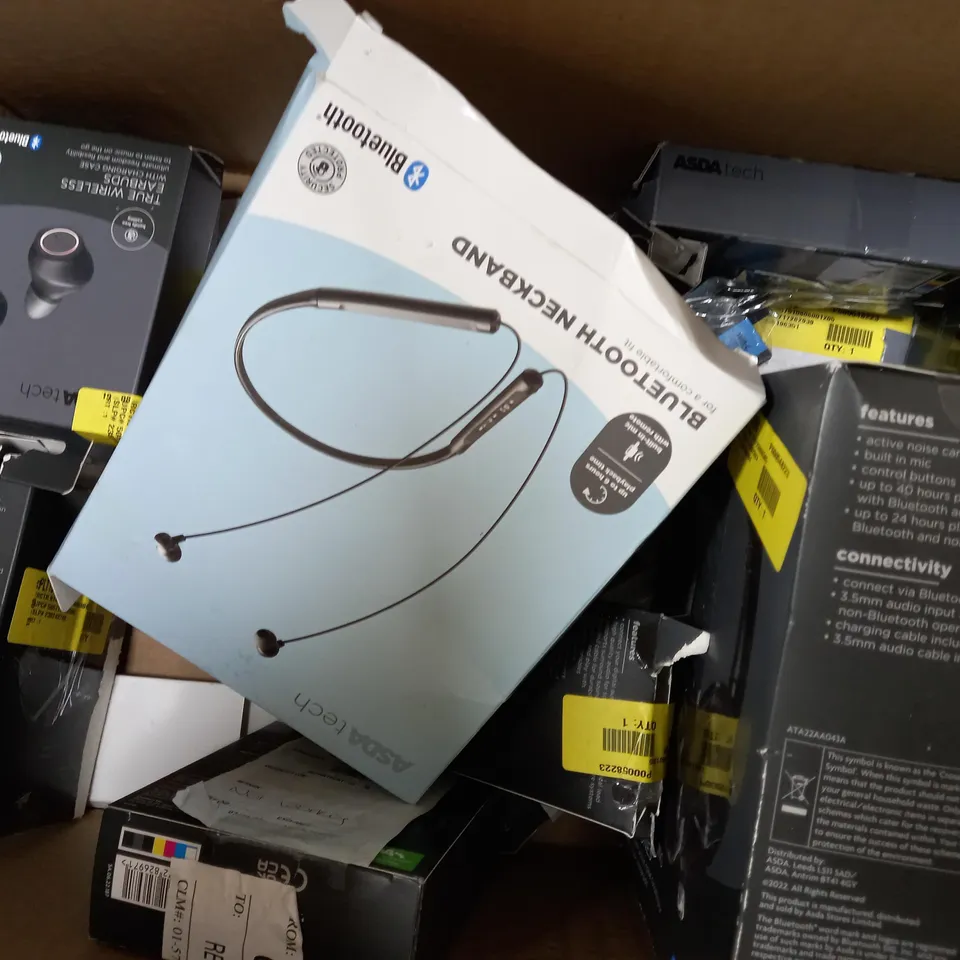 APPROXIMATELY 20 ASSORTED TECH ITEMS TO INCLUDE WIRELESS HEADPHONES, POWER BANK, CD PLAYER ETC. 