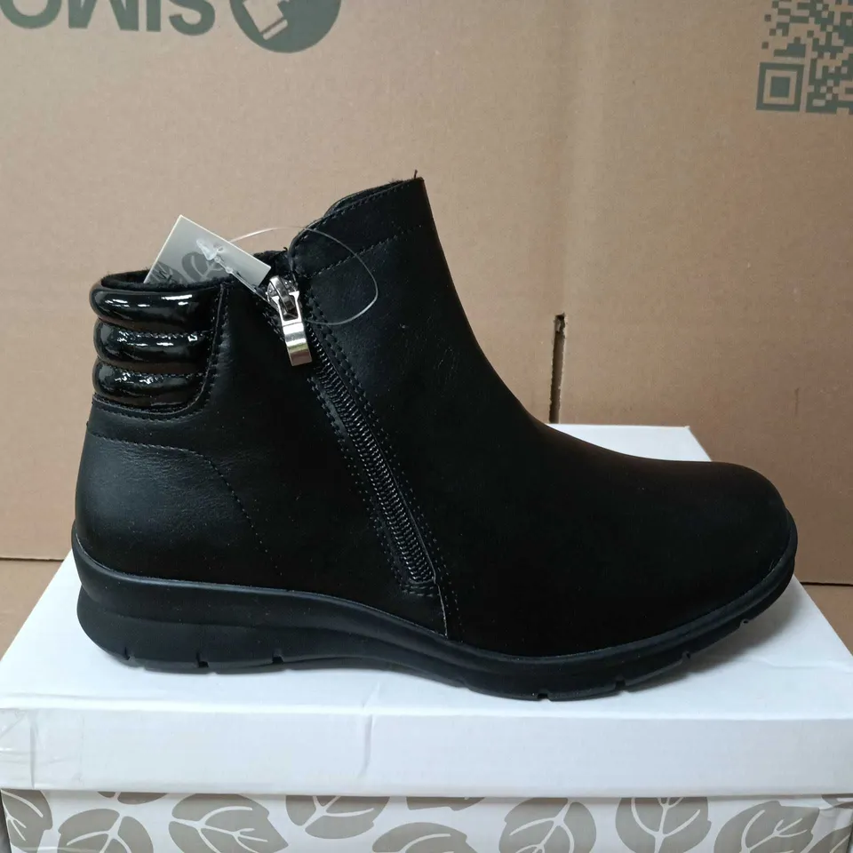 BOXED PAIR OF WOMEN'S BLACK LEATHER-LOOK ANKLE BOOTS WITH SIDE ZIP – SIZE 5