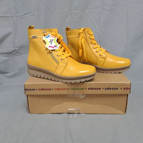 BOXED PAIR OF ADESSO LEATHER BOOTS IN BUTTERSCOTCH SIZE 6