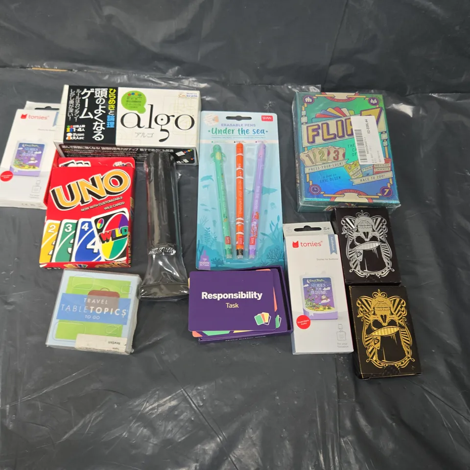 TOTE OF ASSORTED TOYS AND ACCESSORIES TO INCLUDE; UNO WILD CARDS, ALGO, TONIES AUDIO BOOK AND PLAYING CARDS
