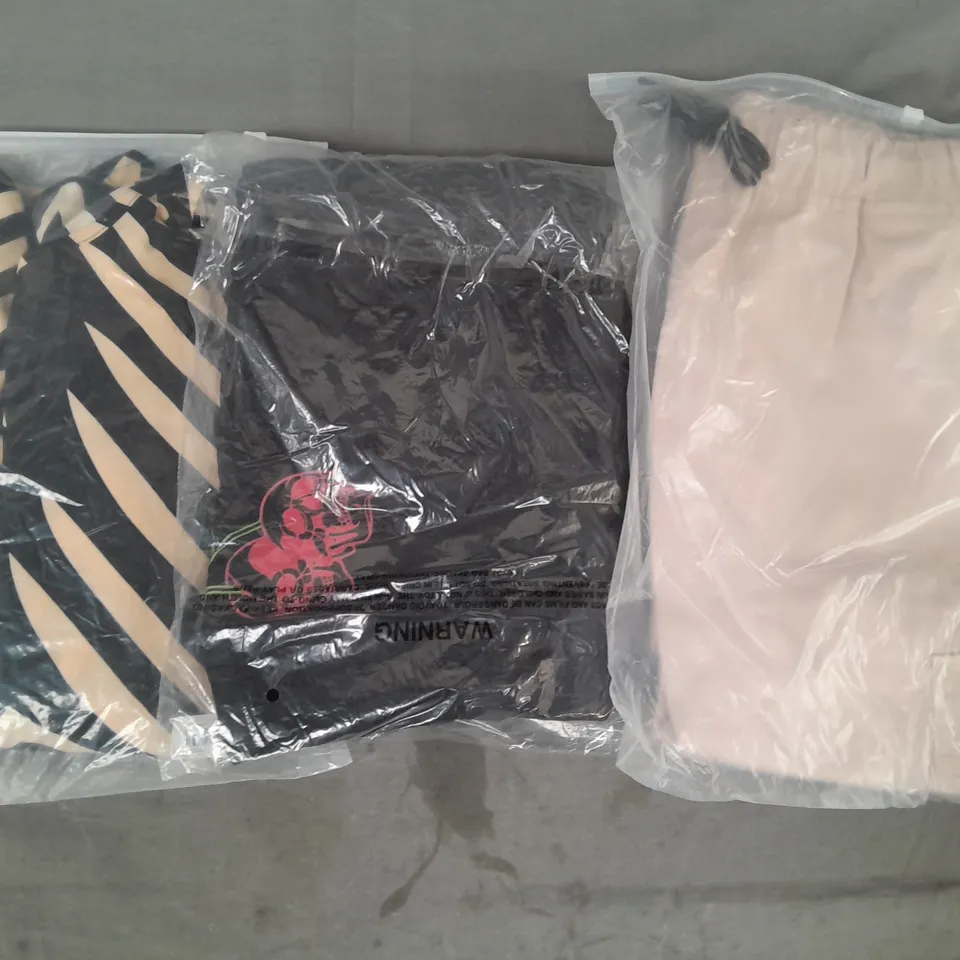 BOX OF APPROXIMATELY 20 ASSORTED CLOTHING AND FASHION ITEMS IN VARIOUS STYLES, SIZES, AND COLOURS