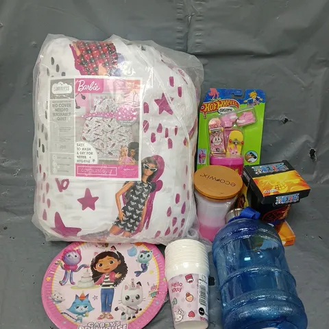 BOX OF APPROX 12 ASSORTED ITEMS TO INCLUDE - BARBIE COVERLESS QUILT - ONE PIECE GLASS - ECOWIX CANDLE - ETC
