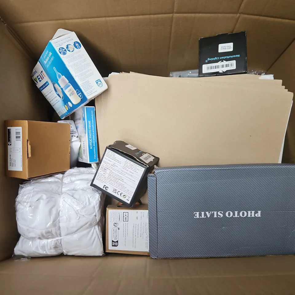BOX OF APPROXIMATELY 12 ASSORTED HOUSEHOLD ITEMS TO INCLUDE - STORAGE CUBES, ONYX DOOR HANDLES, AND BABY BOTTLES ETC. 