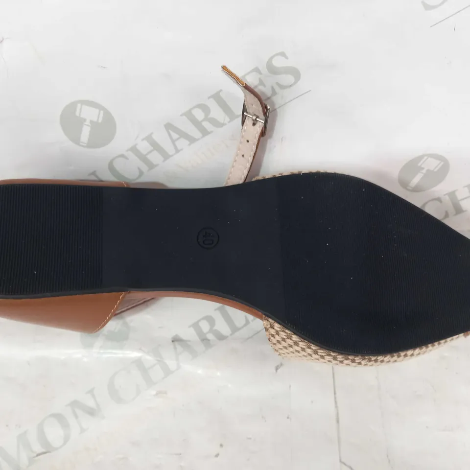 PAIR OF DESIGNER CLOSED TOE FLAT SHOES IN BROWN/TAN EU SIZE 40