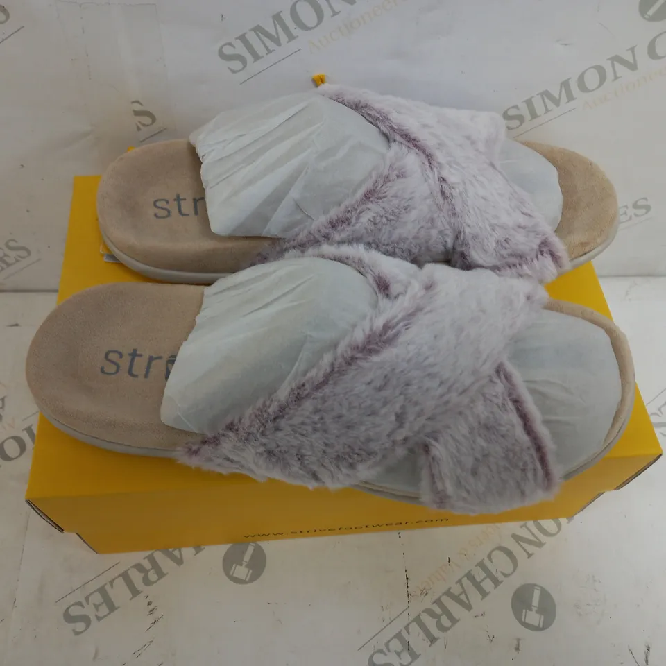 STRIVE NORA SANDLES IN BLUSH SIZE 6 