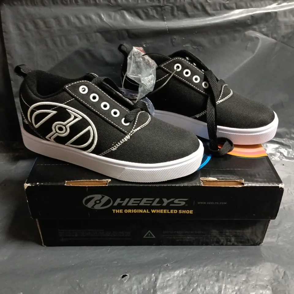 BOXED PAIR OF HEELYS SHOES IN BLACK/WHITE SIZE UK 1