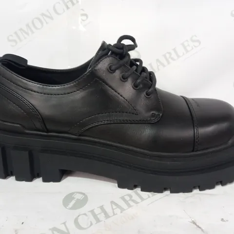 PAIR OF BERSHKA CHUNKY LACE UP SHOES IN BLACK EU SIZE 43