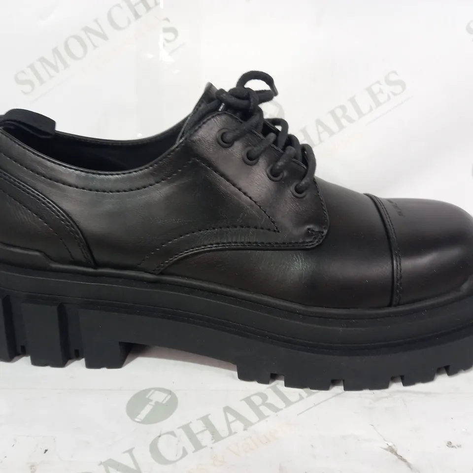 PAIR OF BERSHKA CHUNKY LACE UP SHOES IN BLACK EU SIZE 43