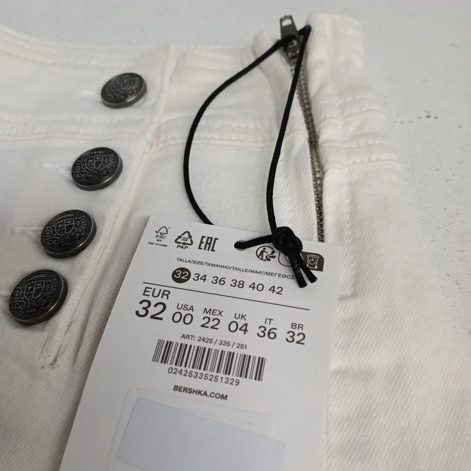 BERSHKA WHITE DENIM SHORTS – HIGH-WAISTED, FRONT BUTTON PLACKET – UK 4 (EU 32)