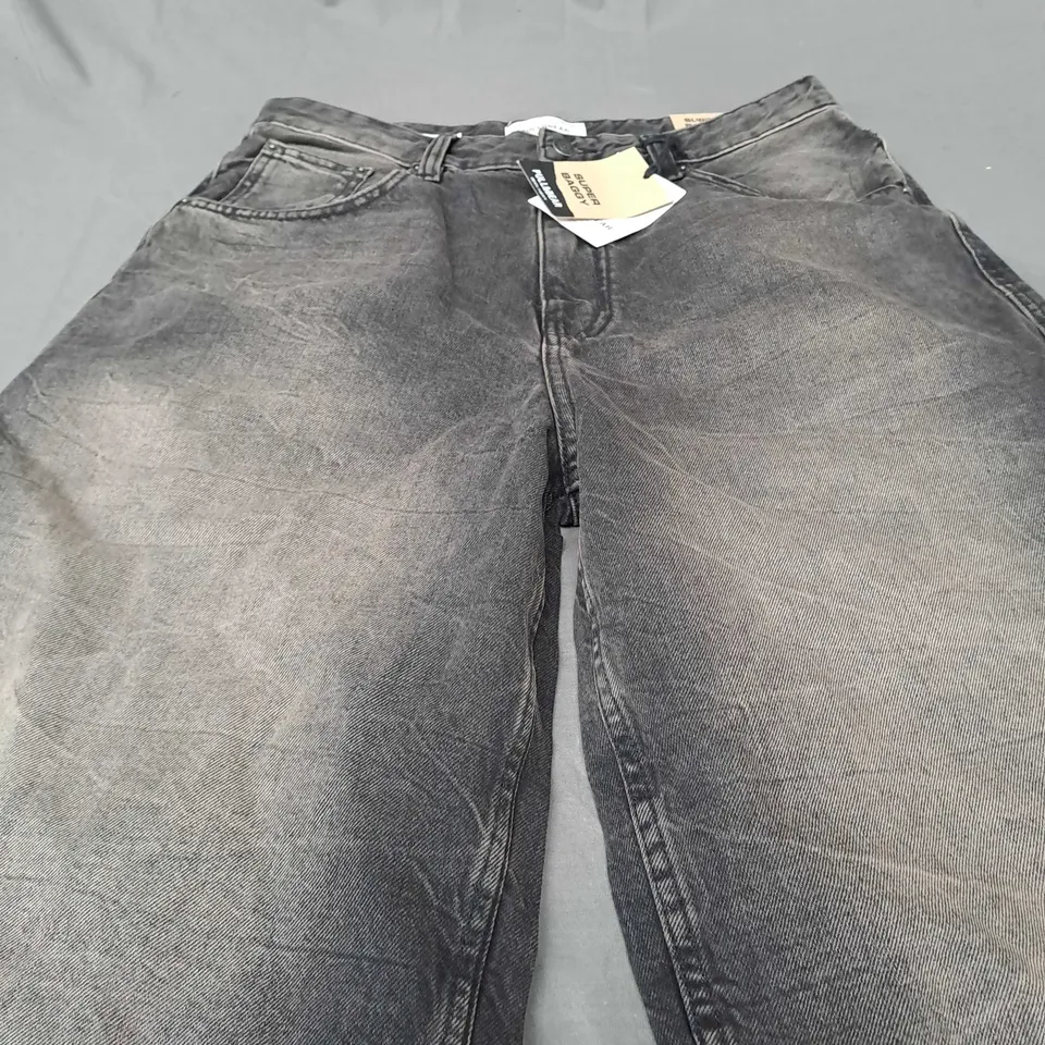 PULL & BEAR SUPER BAGGY SHORTS IN BLACK - EUR 42