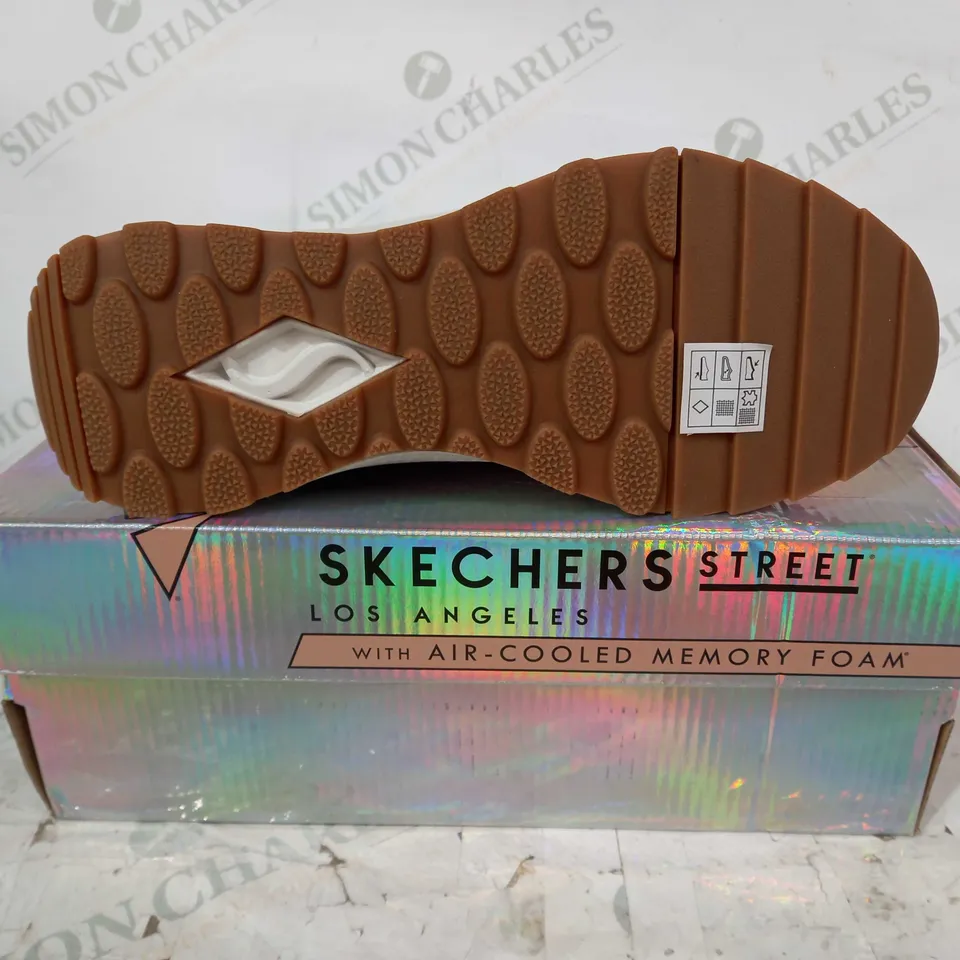 BOXED PAIR OF SKECHERS TRAINERS IN PINK UK SIZE 4