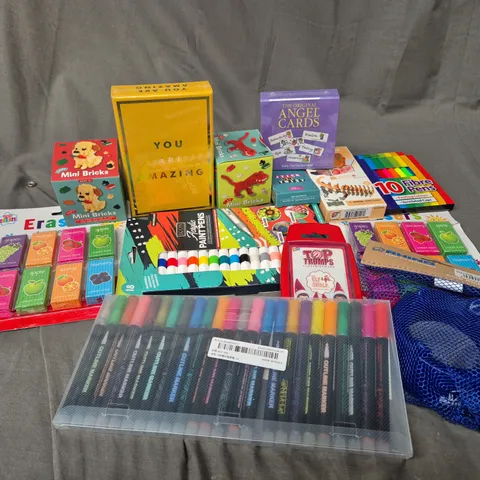 APPROXIMATELY 12 ASSORTED ITEMS TO INCLUDE RHINO CLUB KICKING TEE, YOU ARE AMAZING CARDS, THE ORIGINAL ANGEL CARDS, MINI BRICKS