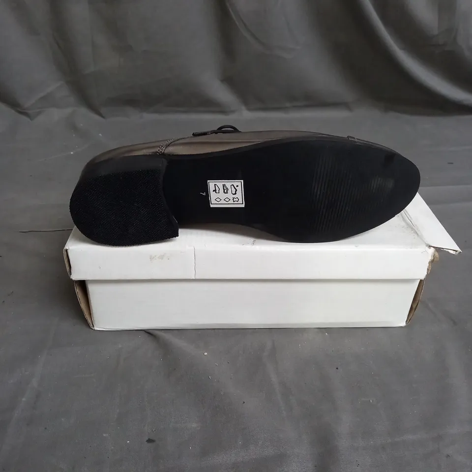 BOX OF 14 PAIRS METALLIC VIVIAN BROGUE SHOES IN VARIOUS SIZES