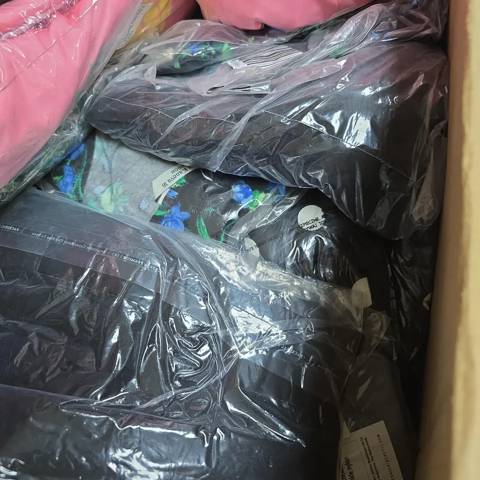 BOX OF APPROX 20 ASSORTED CLOTHING ITEMS TO INCLUDE BEACH BAGS, DRESSES, TOPS, ETC