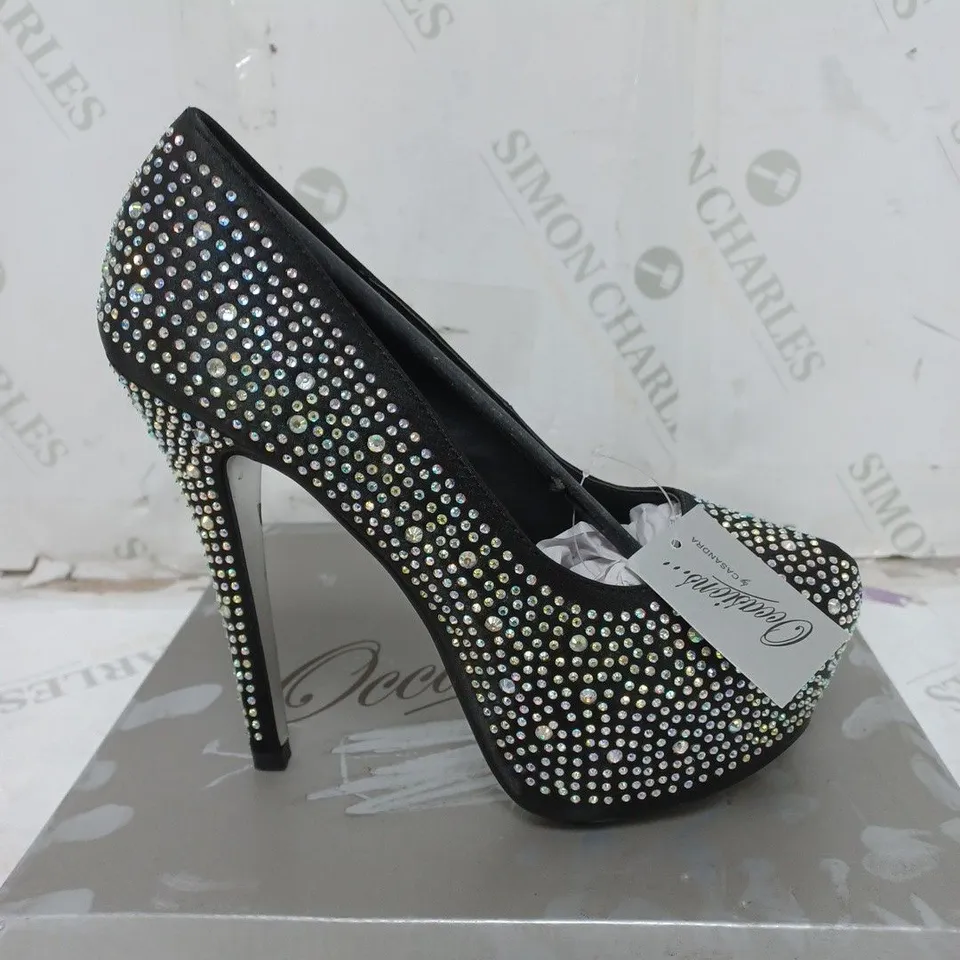 BOX OF APPROXIMATELY 10 ASSORTED SHOES TO INCLUDE LOW BLACK SHOES, GEM HEELS, GOLD LOW HEELS ETC